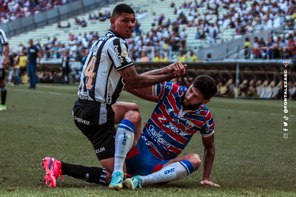 Marcos Victor (Ceará) e Juninho Capixaba (Fortaleza) após disputarem jogada em Clássico-Rei
