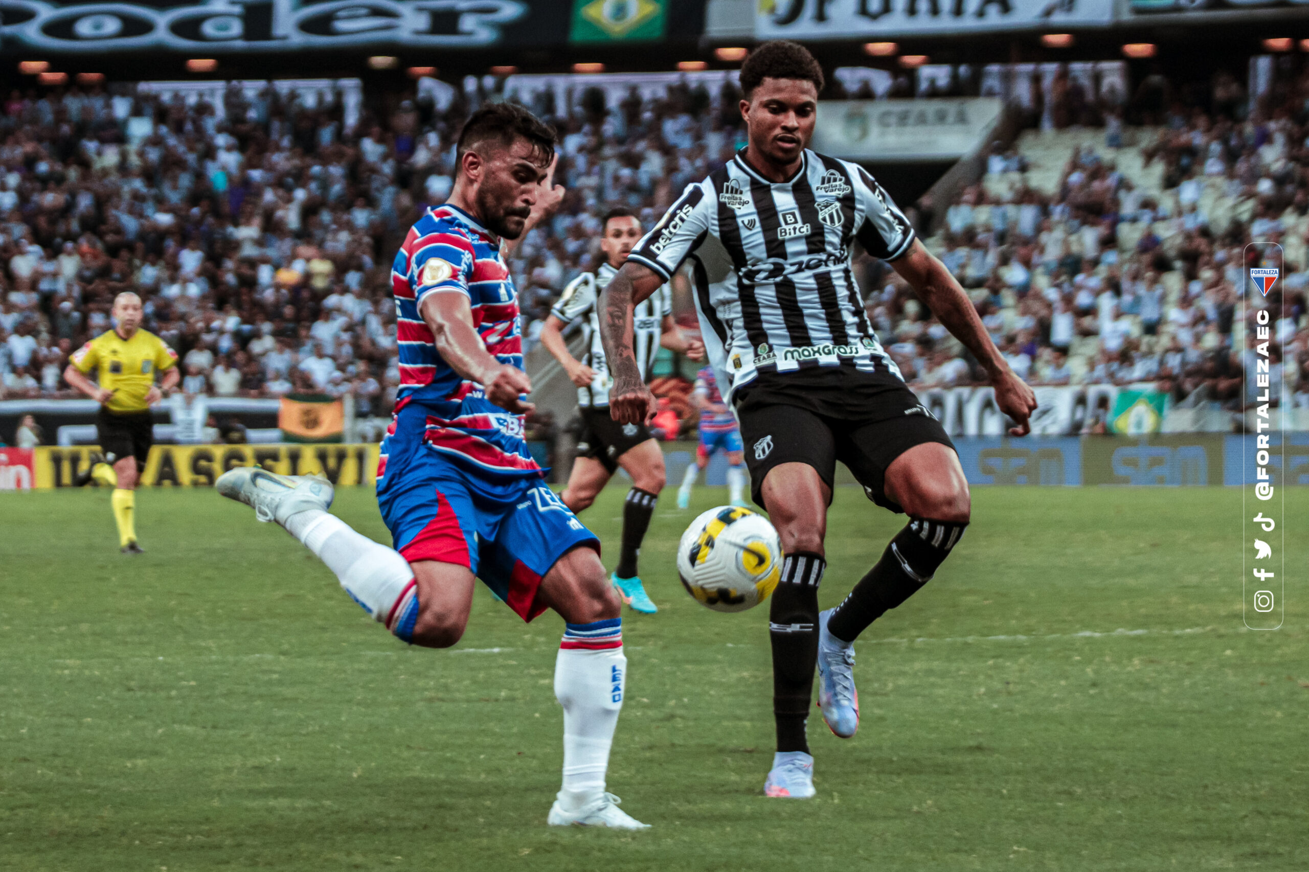 Ronald (Fortaleza) e Lucas Ribeiro (Ceará) em confronto no Clássico-Rei