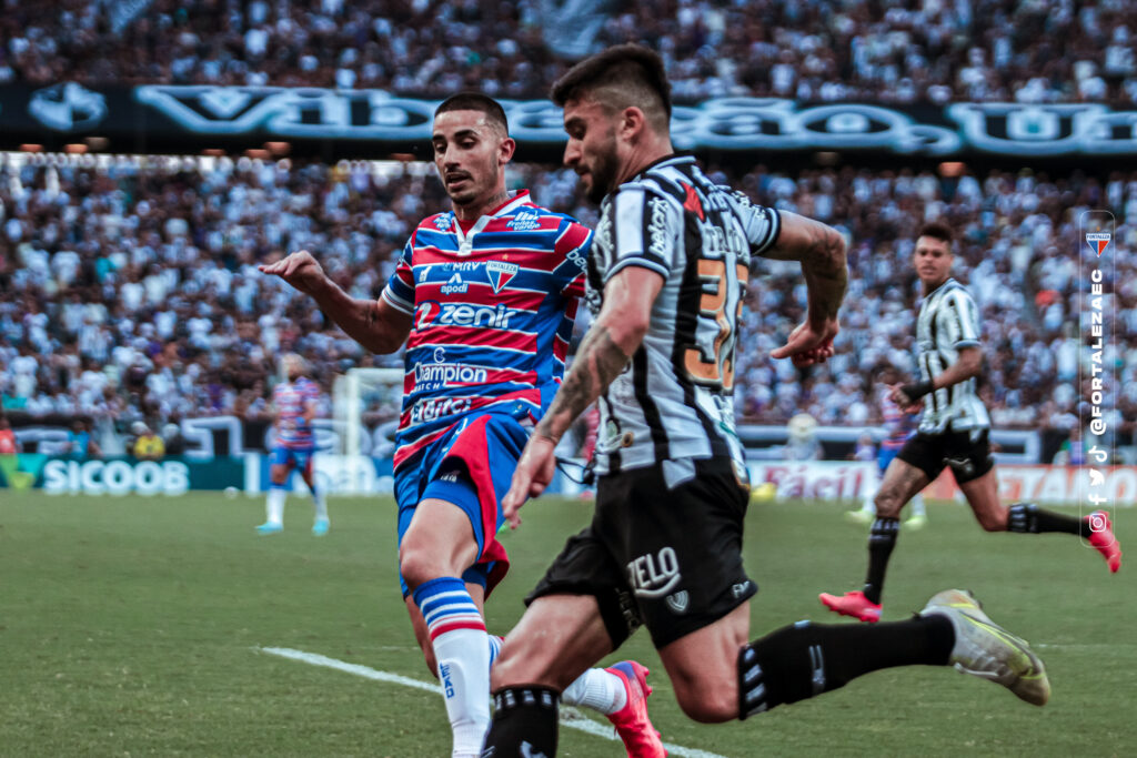 Thiago Galhardo (Fortaleza) e Victor Luis (Ceará) em ação no Clássico-Rei