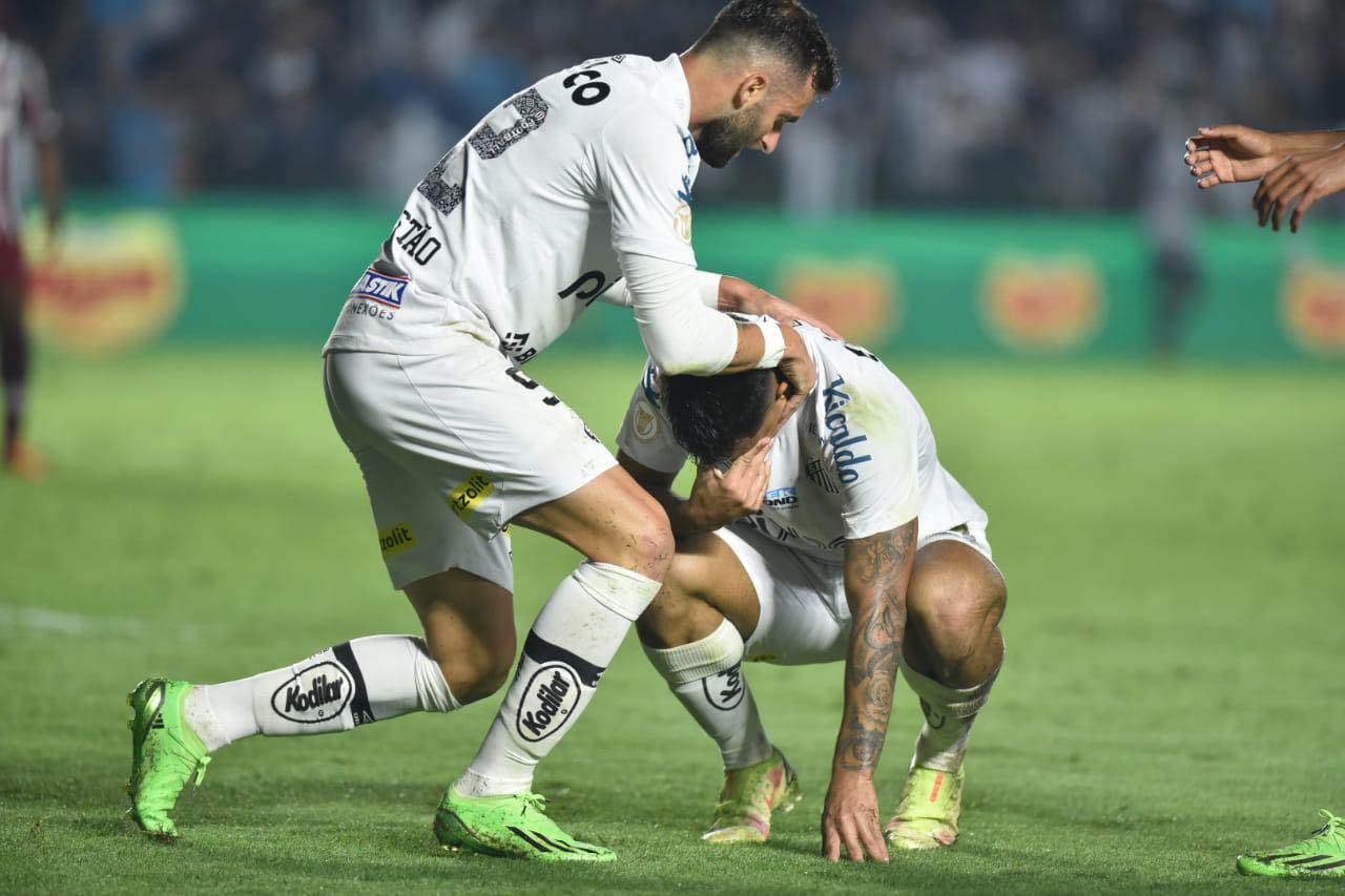 Emoção de Marcos Leonardo após o gol de empate