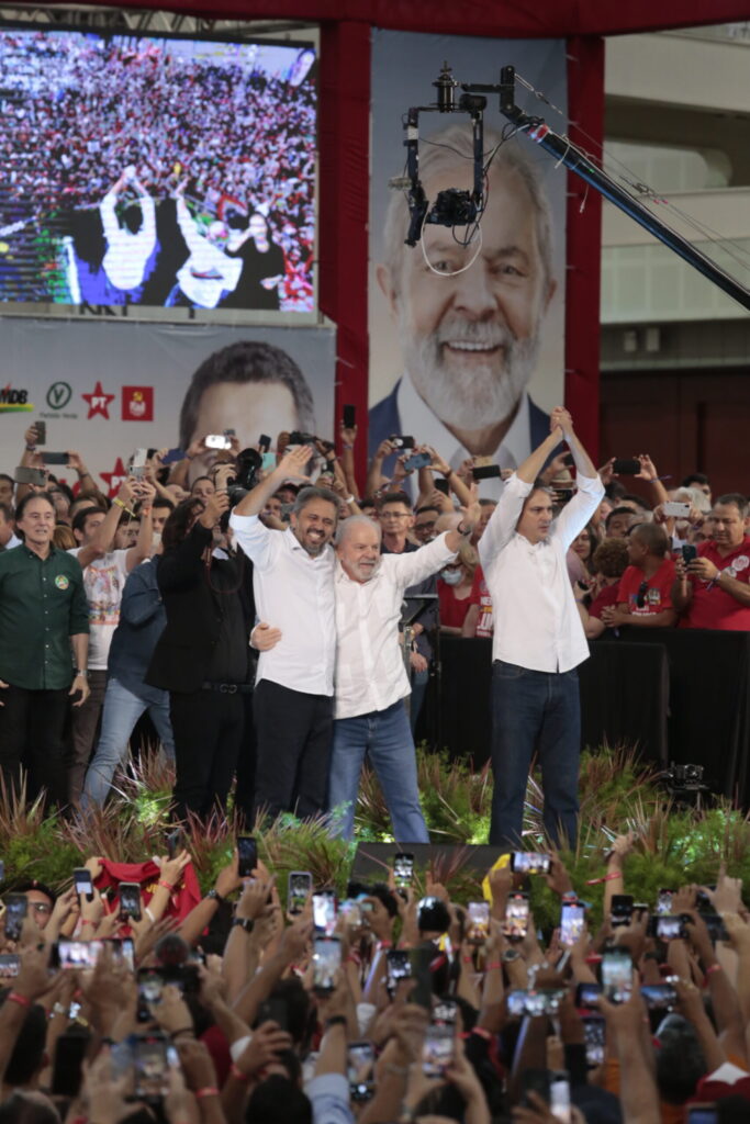 Eunício, no canto esquerdo de quem vê a foto, define com MDB CE quem será o candidato