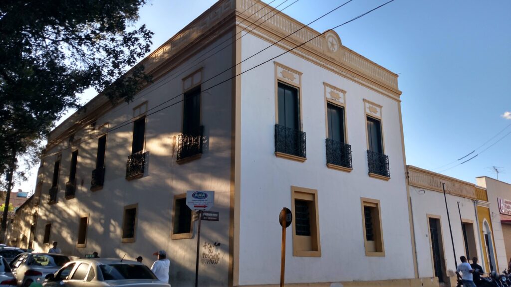 Prédio está fechado e sofre com o tempo, com rachaduras e mofo