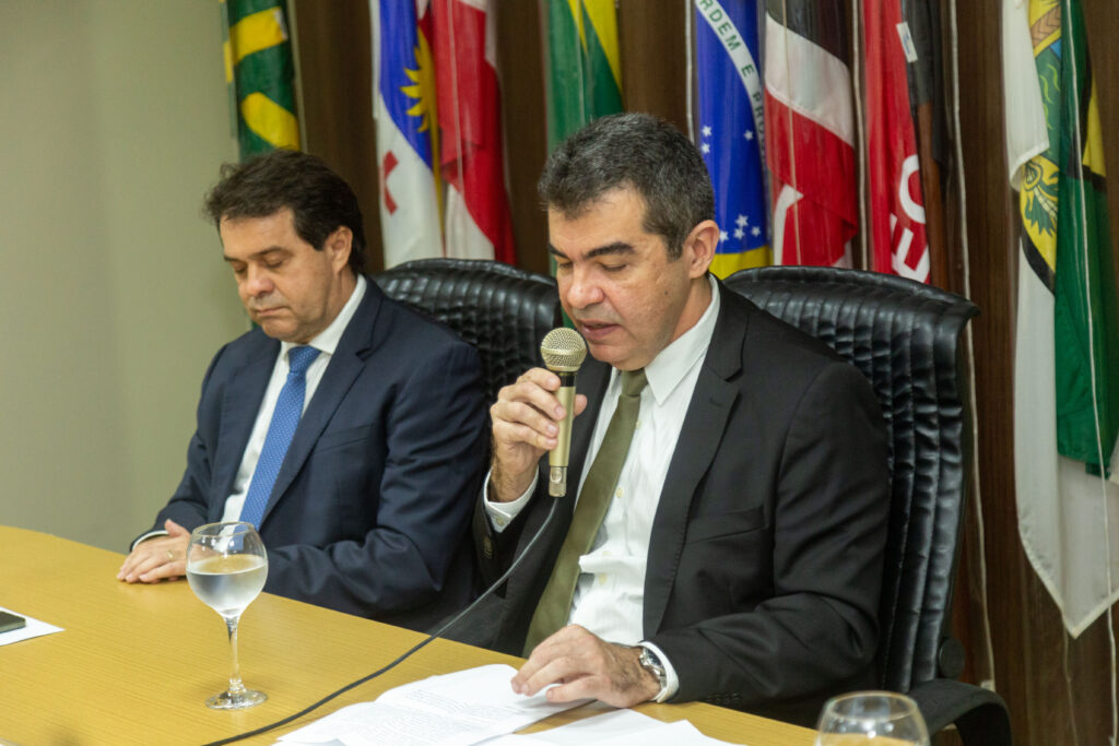 Presidente da Assembleia, Evandro Leitão, e juiz eleitoral Rommel Moreira Conrado