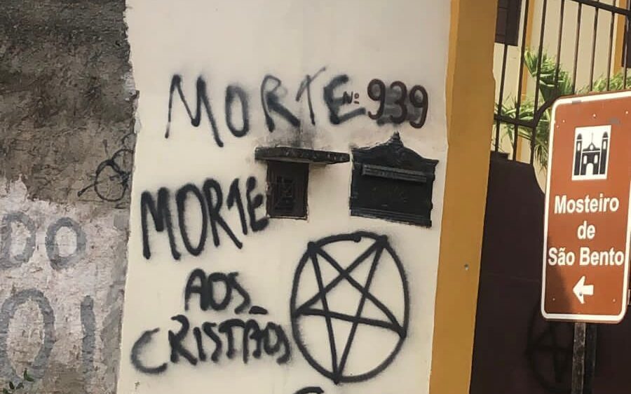 Além das pichações, símbolos nazistas tomam conta da entrada do Mosteiro. Foto: Reprodução.