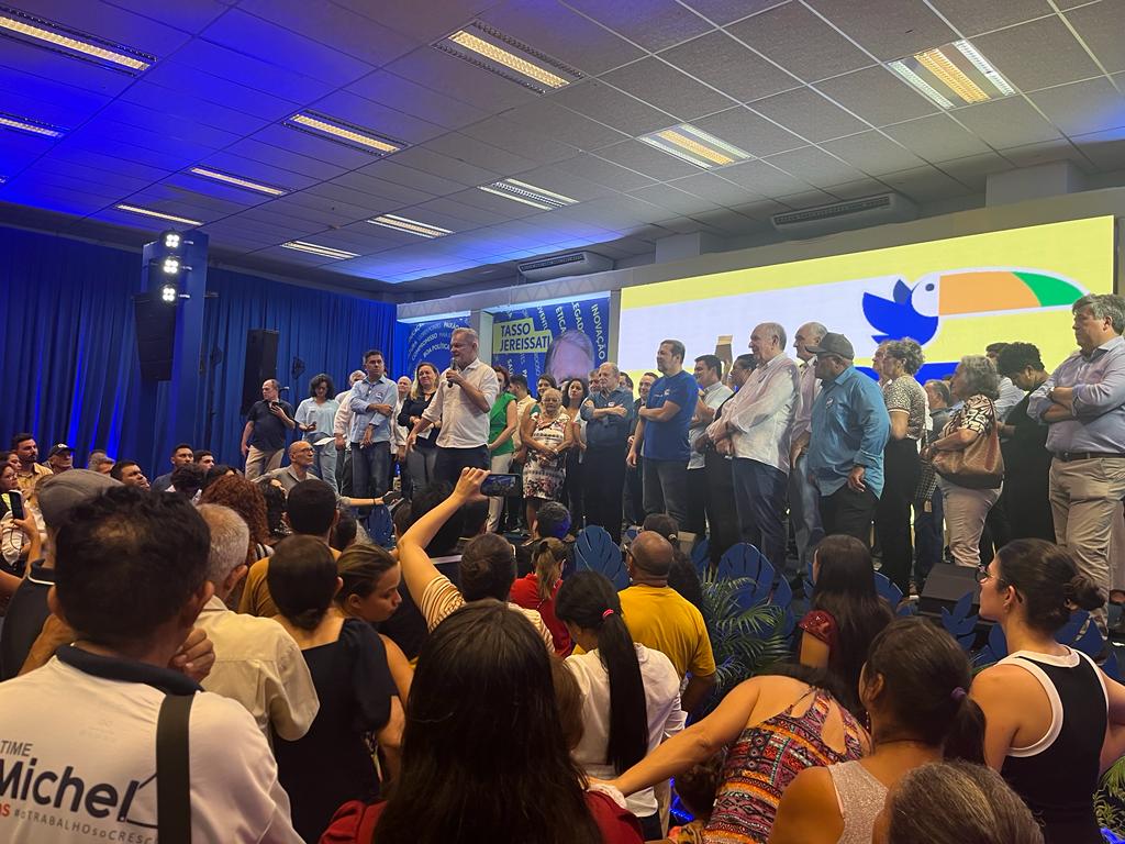 Tasso Jereissati, José Sarto e Ciro Gomes durante o discurso do ex-senador Luiz Pontes. Foto: Fernando Barbosa