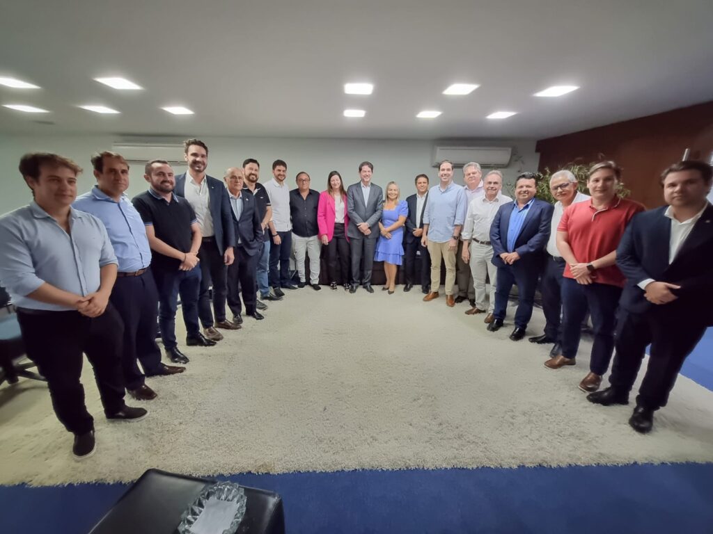 Cid Gomes e aliados se reúnem após intervenção no PDT.