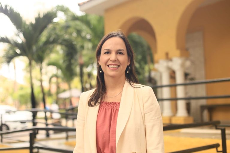 Primeira-dama do Estado, Lia de Freitas, recebe Medalha Herbert de Souza da Alece