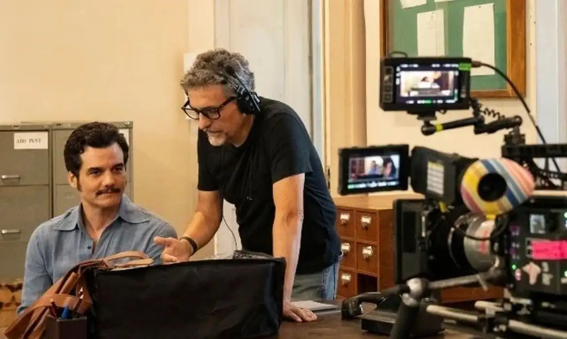 Ator Wagner Moura e o diretor kleber Mendonça Filho nos bastidores do filme "O Agente Secreto". Foto: Victor Jucá/ Divulgação
