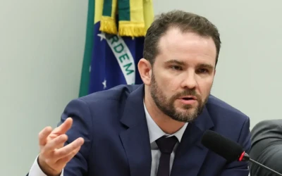 O ministro da Fazenda, Dario Durigan solicitou à Receita Federal o desenvolvimento de um sistema automatizado capaz de reunir informações financeiras dos contribuintes, eliminando a necessidade de preenchimento manual da declaração do Imposto de Renda. Foto: Lula M\arques/Agência Brasil