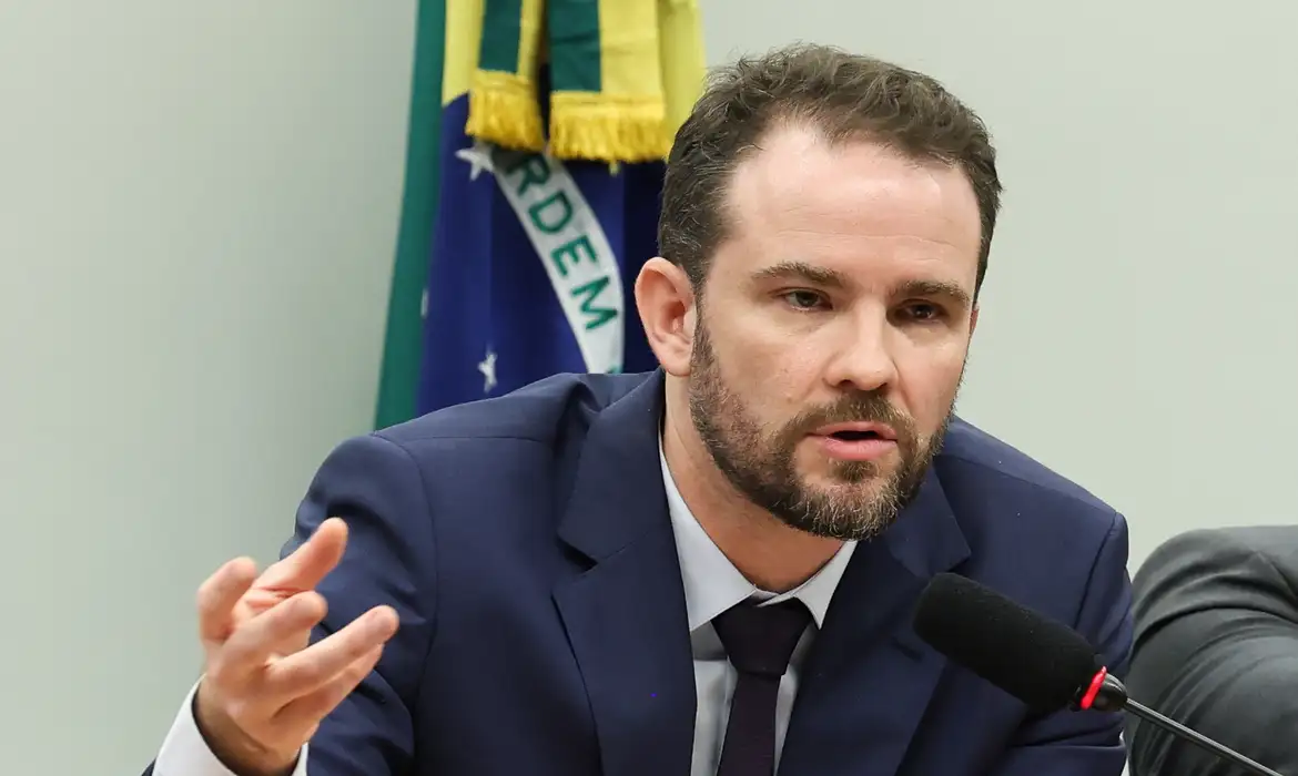 O ministro da Fazenda, Dario Durigan solicitou à Receita Federal o desenvolvimento de um sistema automatizado capaz de reunir informações financeiras dos contribuintes, eliminando a necessidade de preenchimento manual da declaração do Imposto de Renda. Foto: Lula M\arques/Agência Brasil