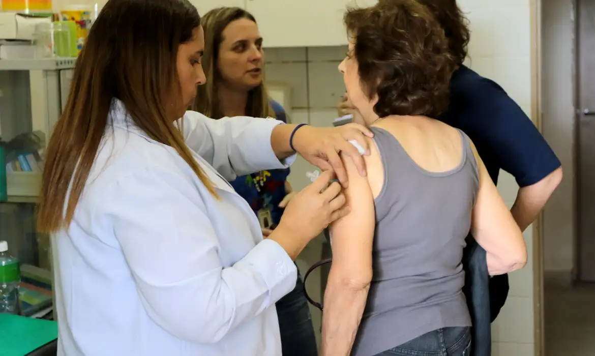 Idosos maiores de 85 anos já podem se vacinar contra pneumonia e meningite pelo SUS
